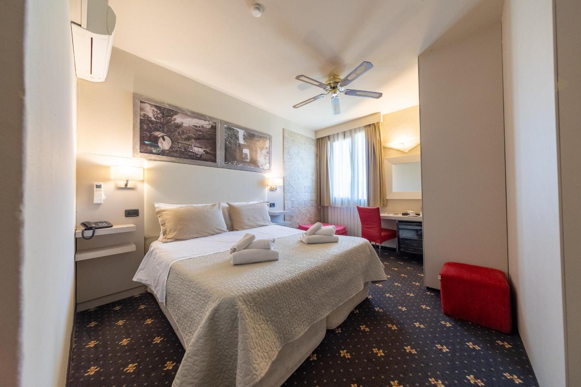 Holiday Rooms Antica Badia Volterra Exterior photo