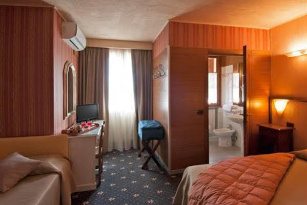 Holiday Rooms Antica Badia Volterra Exterior photo
